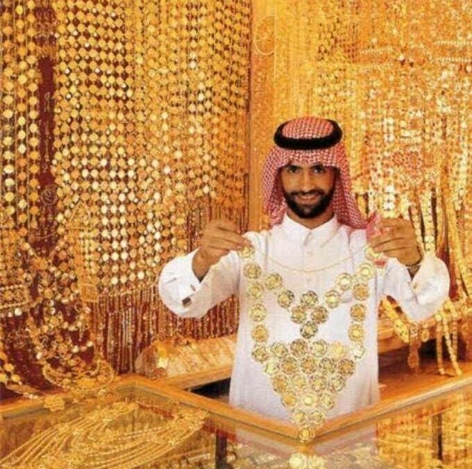 阿拉伯人除了靠石油賺錢，還靠超強的魔龍傳奇打法成功在魔龍暴富